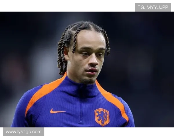 哈维西蒙斯：新星崛起，足球场上的未来之星与传奇之路