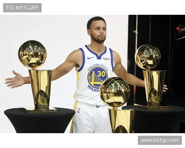 库里三分大赛决赛狂轰20球夺冠创历史新纪录引发全场欢呼 库里三分大赛决赛狂轰20球夺冠创历史新纪录引发全场欢呼